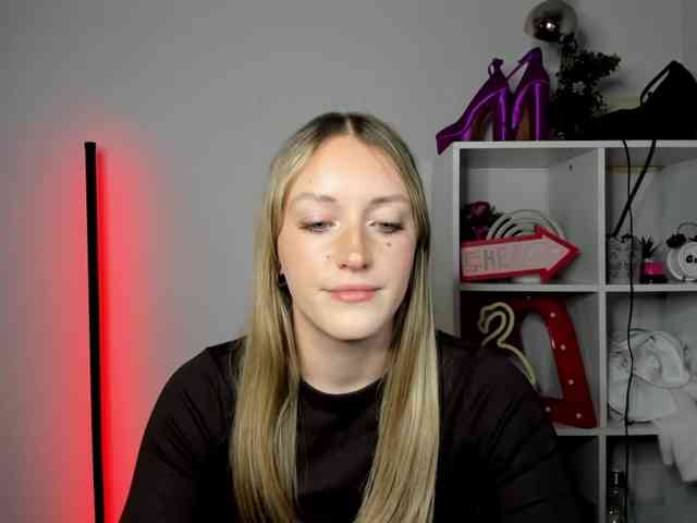 EvelynBlond26 webcam