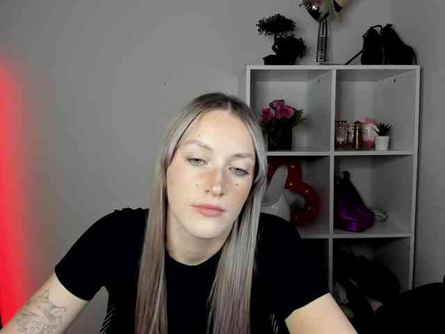 EvelynBlond26 webcam