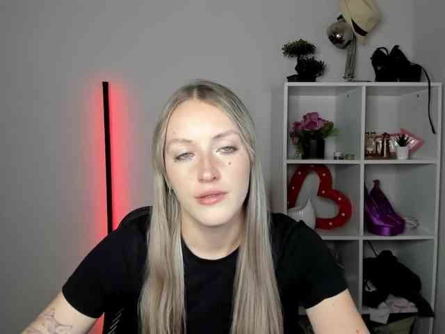 EvelynBlond26 webcam