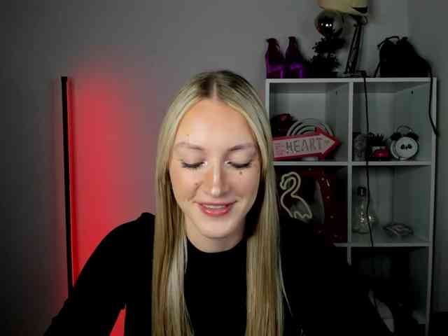 EvelynBlond26 webcam