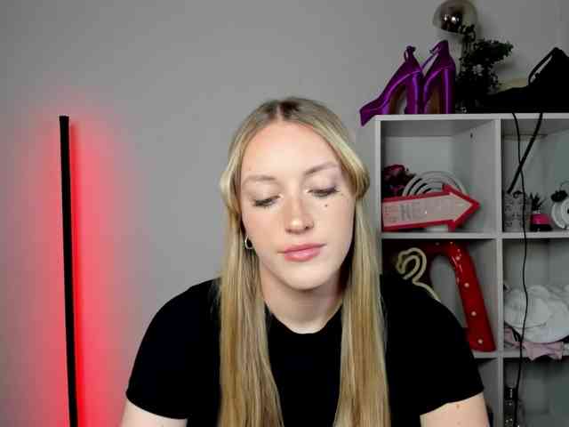 EvelynBlond26 webcam