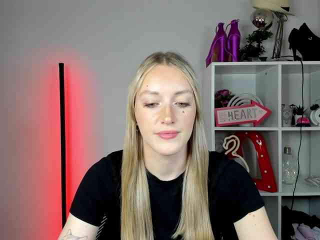 EvelynBlond26 webcam