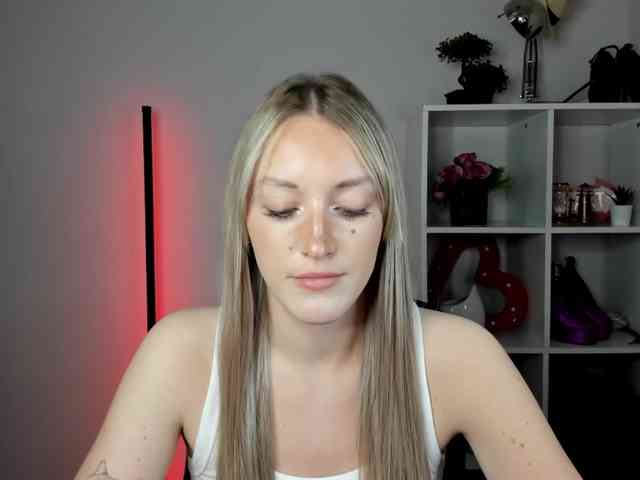 EvelynBlond26 webcam