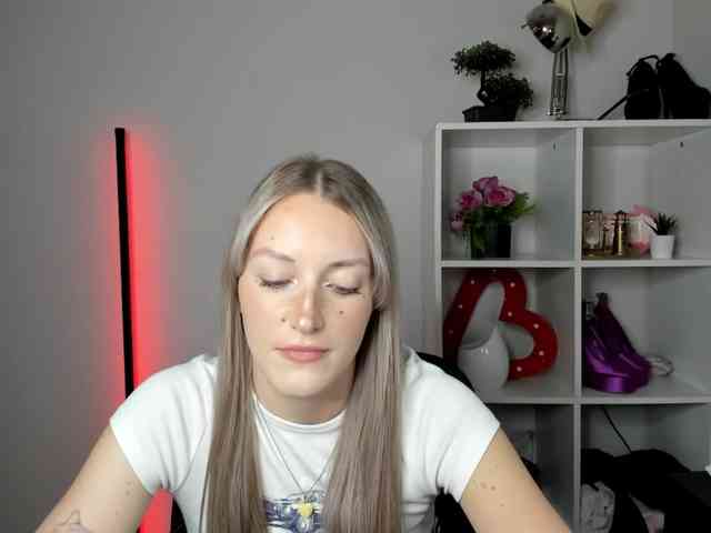 EvelynBlond26 webcam