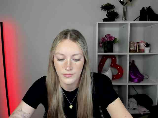 EvelynBlond26 webcam
