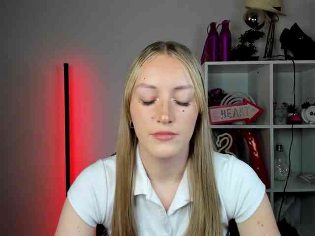 EvelynBlond26