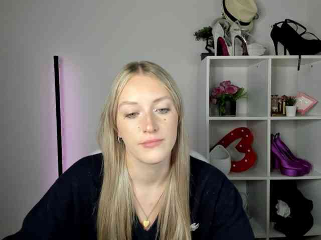 Model: EvelynBlond26