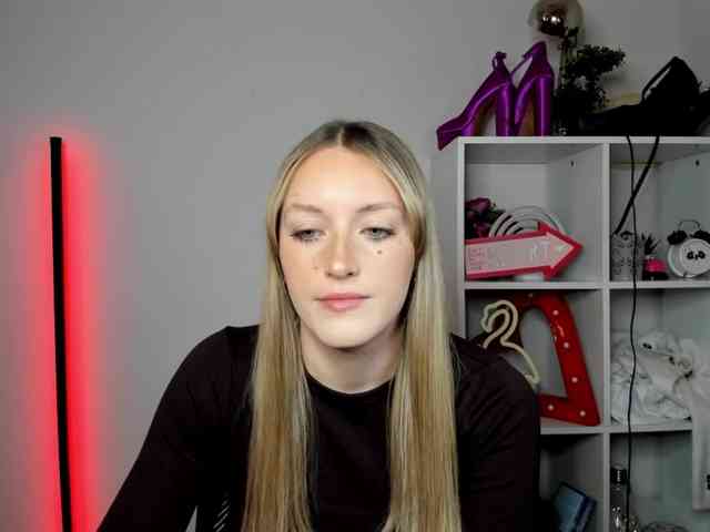 EvelynBlond26 webcam