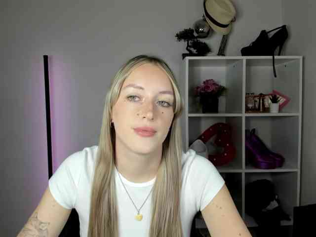 EvelynBlond26 webcam