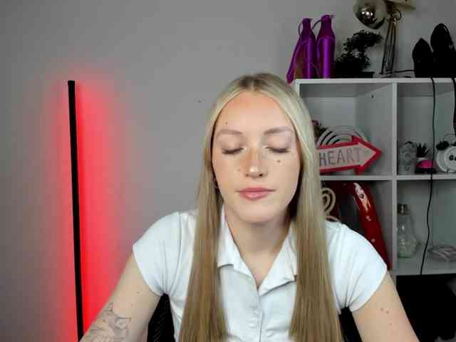 EvelynBlond26