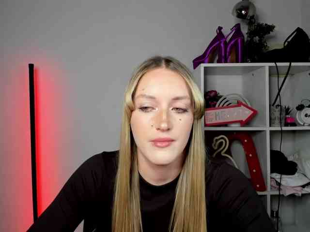 EvelynBlond26 webcam