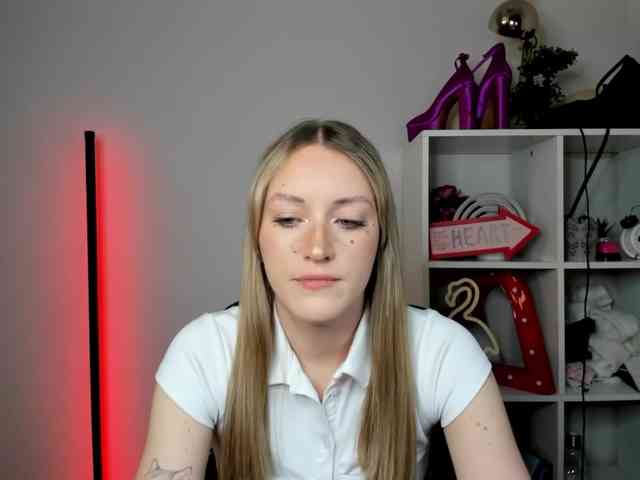 EvelynBlond26 webcam