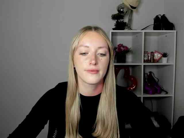 EvelynBlond26 webcam