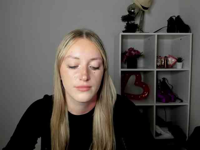 EvelynBlond26 webcam