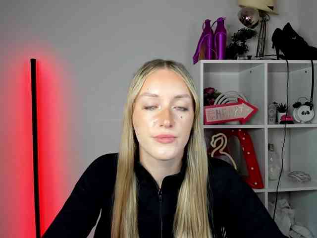 EvelynBlond26 webcam