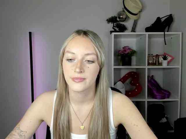 EvelynBlond26 webcam
