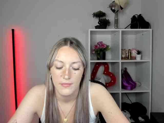 EvelynBlond26 webcam