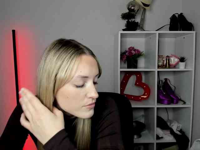 EvelynBlond26 webcam
