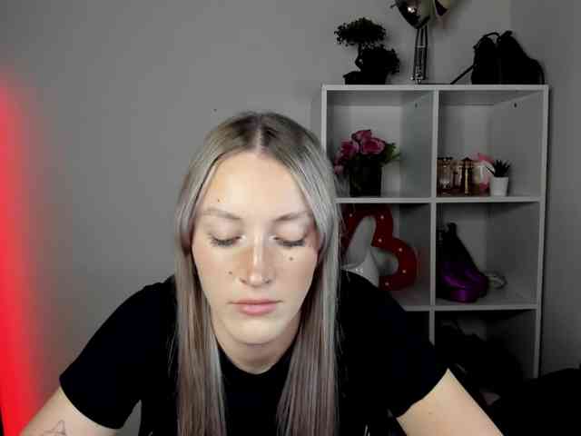 EvelynBlond26 webcam