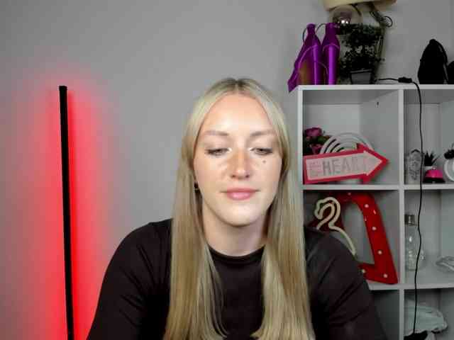 EvelynBlond26 webcam