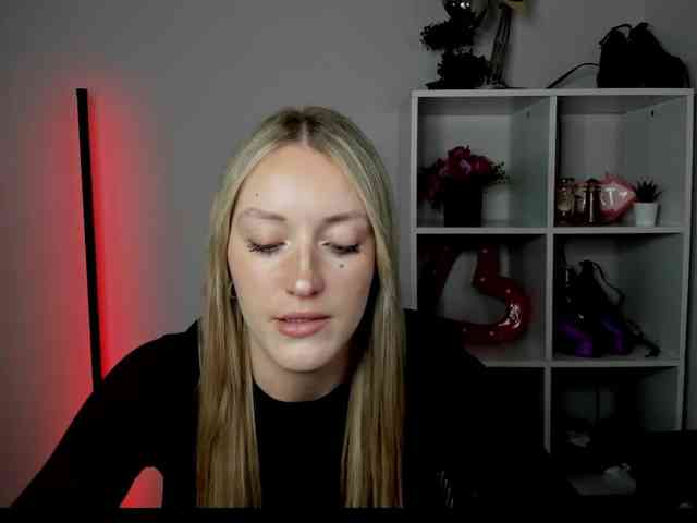 EvelynBlond26 webcam