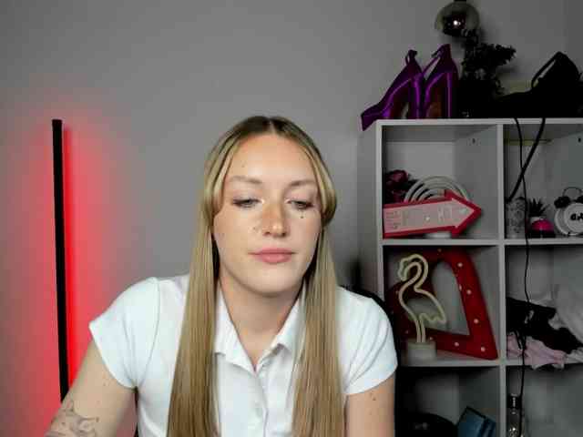EvelynBlond26 webcam