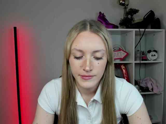 EvelynBlond26 webcam