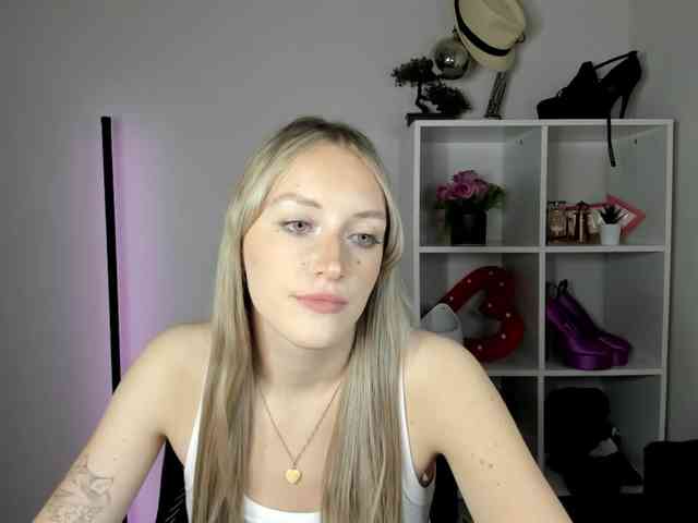 EvelynBlond26 webcam