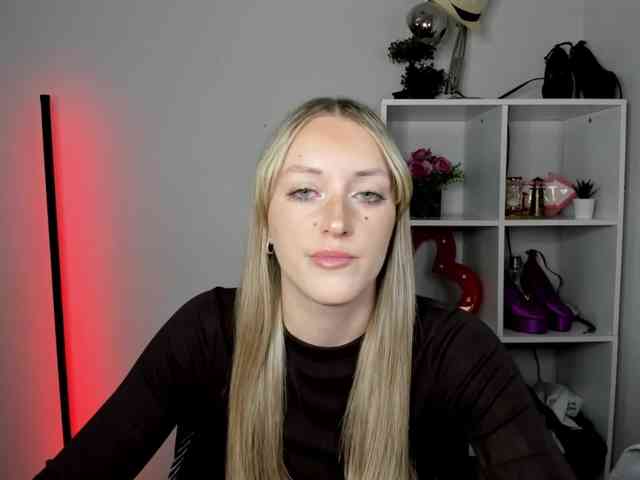 EvelynBlond26 webcam