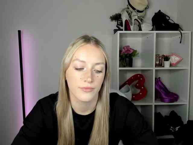Model: EvelynBlond26