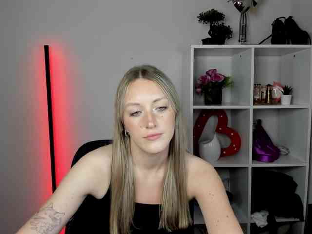 EvelynBlond26 webcam