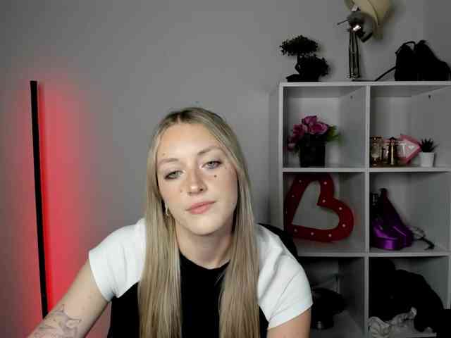 EvelynBlond26 webcam