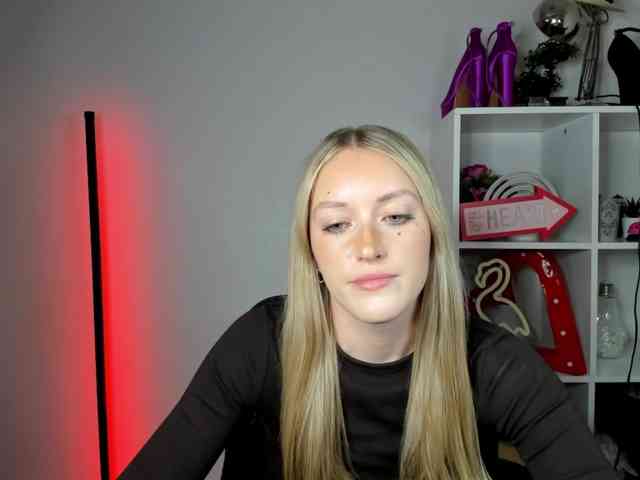 EvelynBlond26 webcam