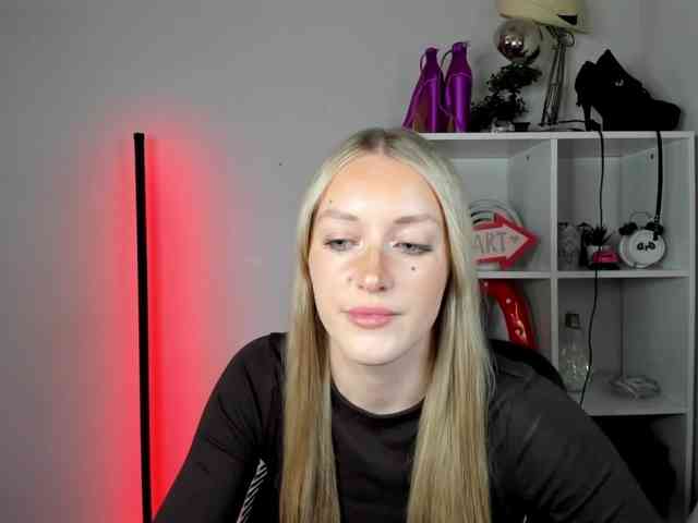 EvelynBlond26 webcam