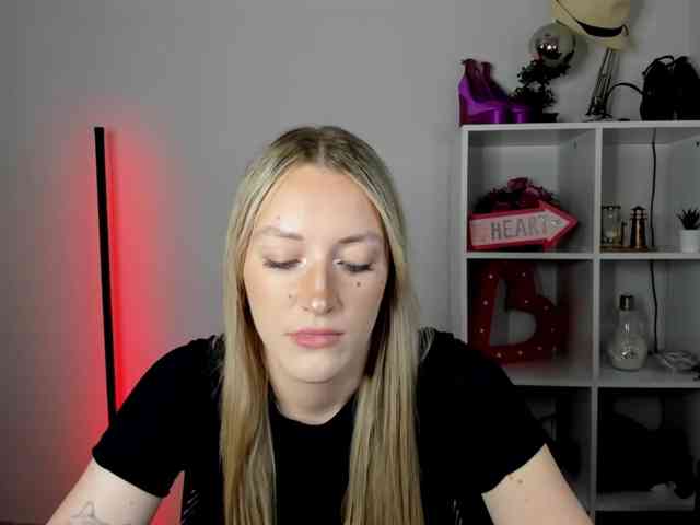 EvelynBlond26 webcam