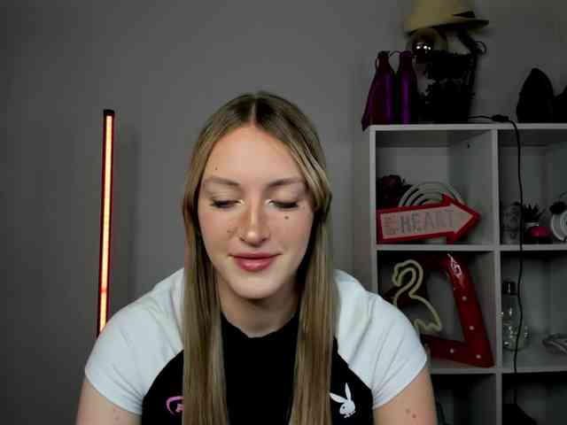 Model: EvelynBlond26