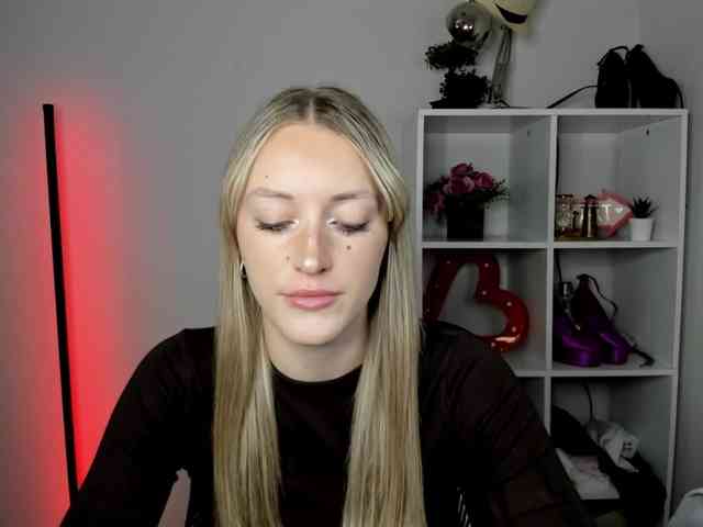 EvelynBlond26 webcam