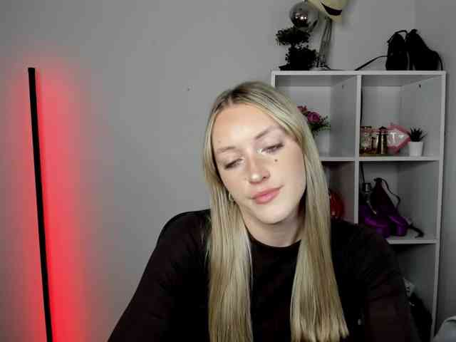 EvelynBlond26 webcam