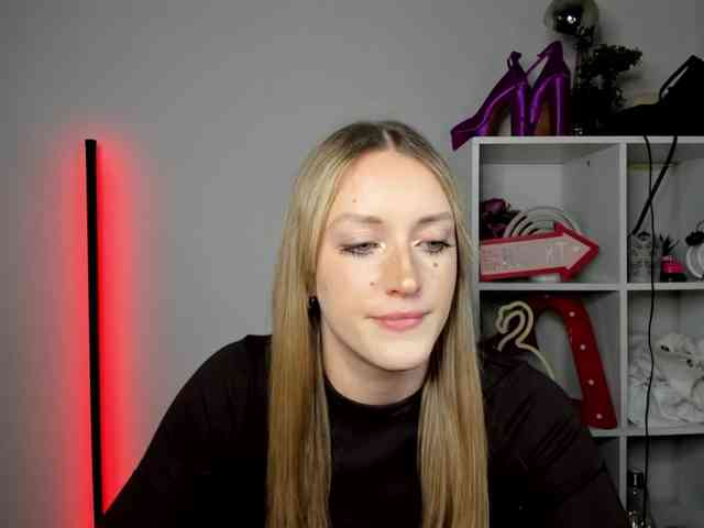 EvelynBlond26 webcam