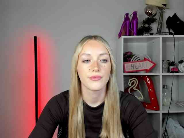 EvelynBlond26 webcam