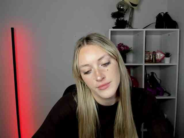 EvelynBlond26 webcam