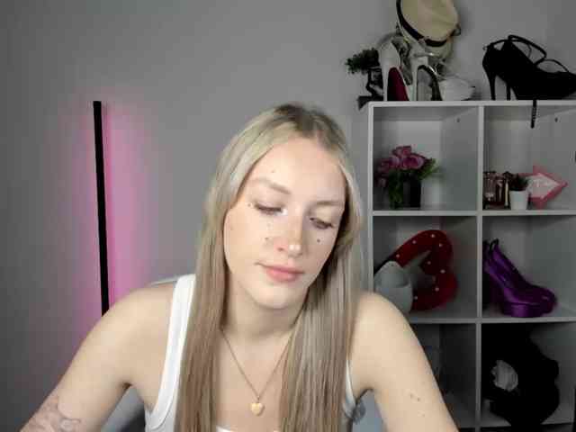 EvelynBlond26 webcam