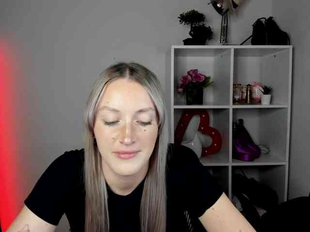 EvelynBlond26 webcam