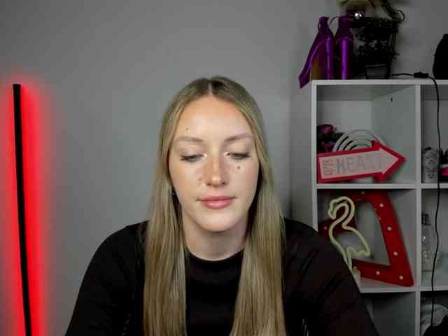 EvelynBlond26 webcam