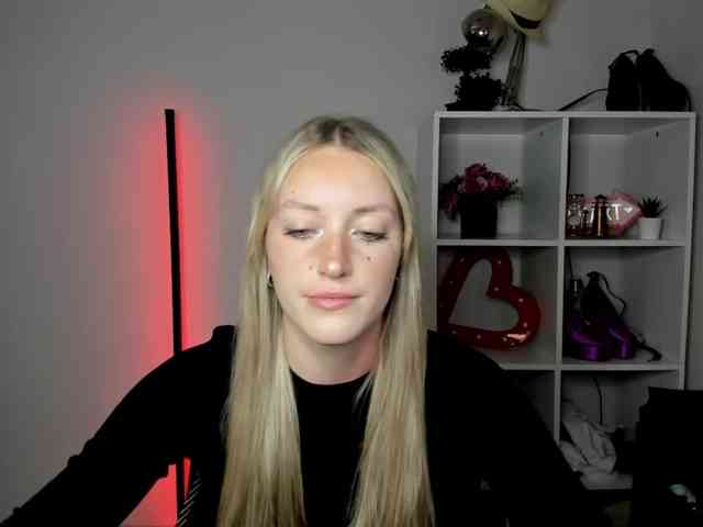 EvelynBlond26 webcam