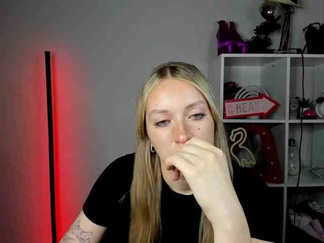 EvelynBlond26 webcam