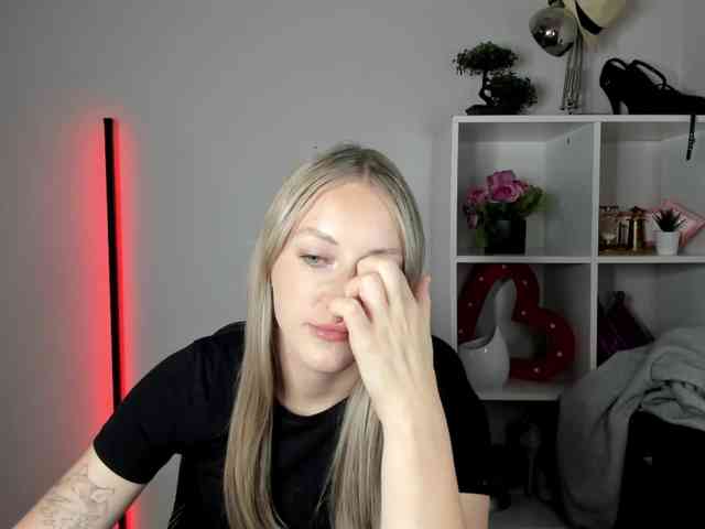Model: EvelynBlond26