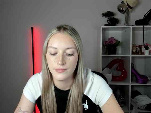 EvelynBlond26 webcam