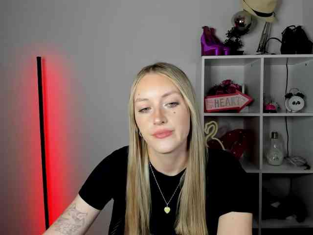 EvelynBlond26 webcam
