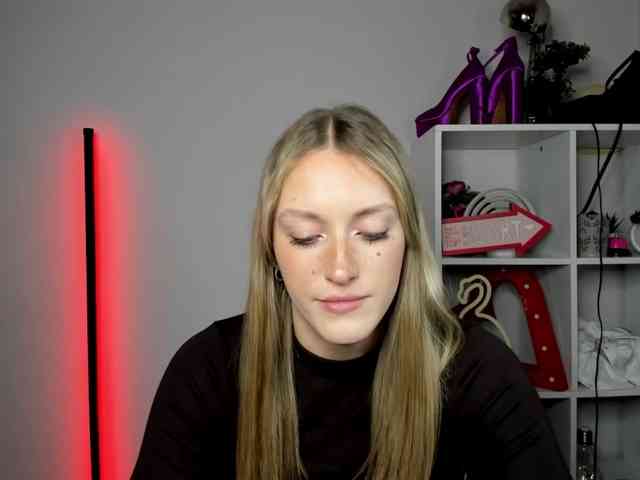 EvelynBlond26 webcam